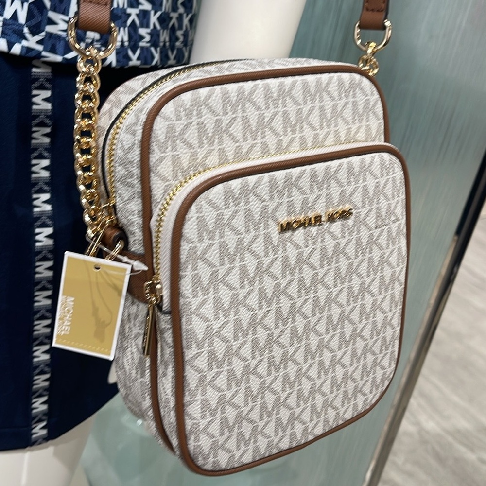 MICHAEL KORS  Jet Set Travel Md Logo Crossbody Flight Bag  NWT Messenger
Vanilla